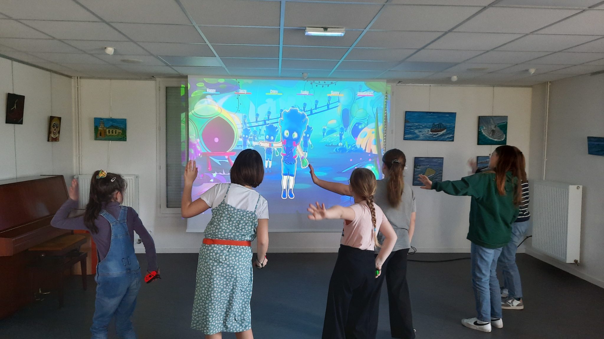 médiathèque enfants qui jouent aux jeux vidéo sur la danse