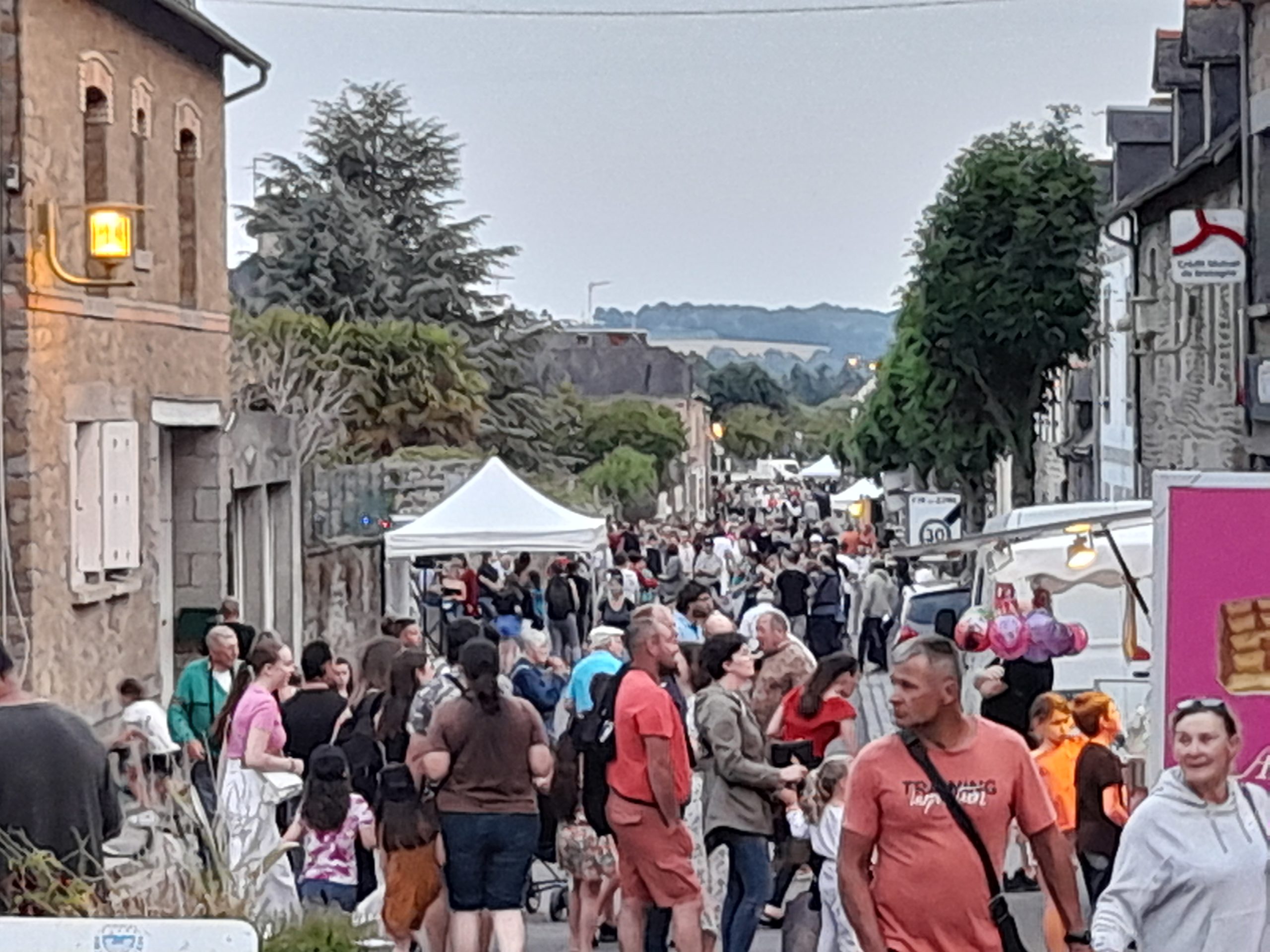 la foule dans les rues de Pleine-Fougères