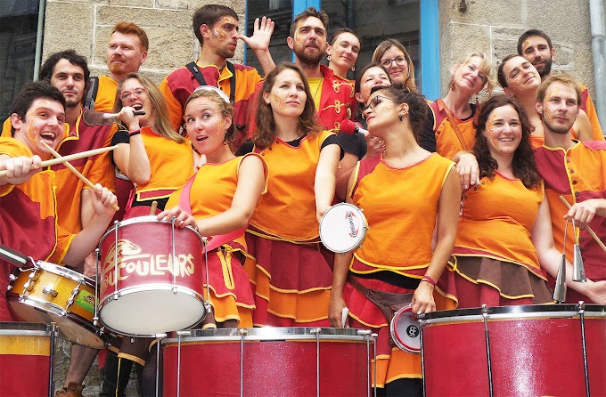Batucada Toucouleurs musiciens en tenues colorées avec différentes percussions