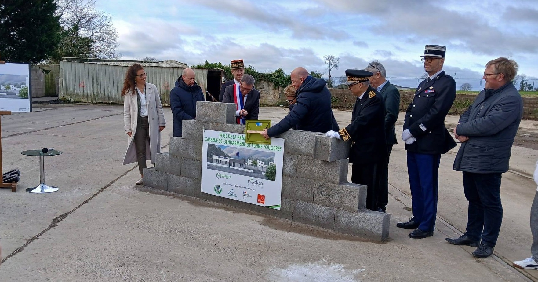 pose de la 1ère pierre mur