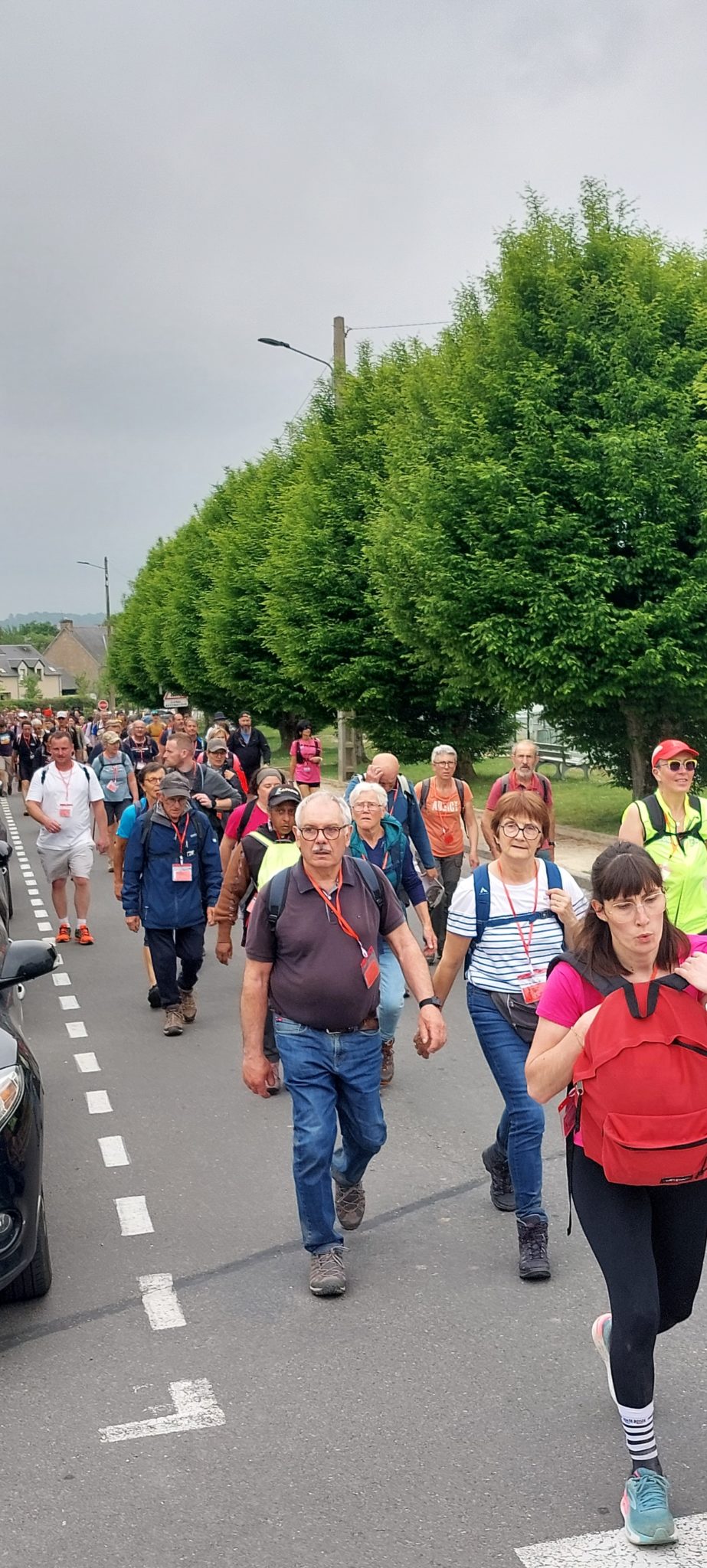 marcheurs dans la rue 2