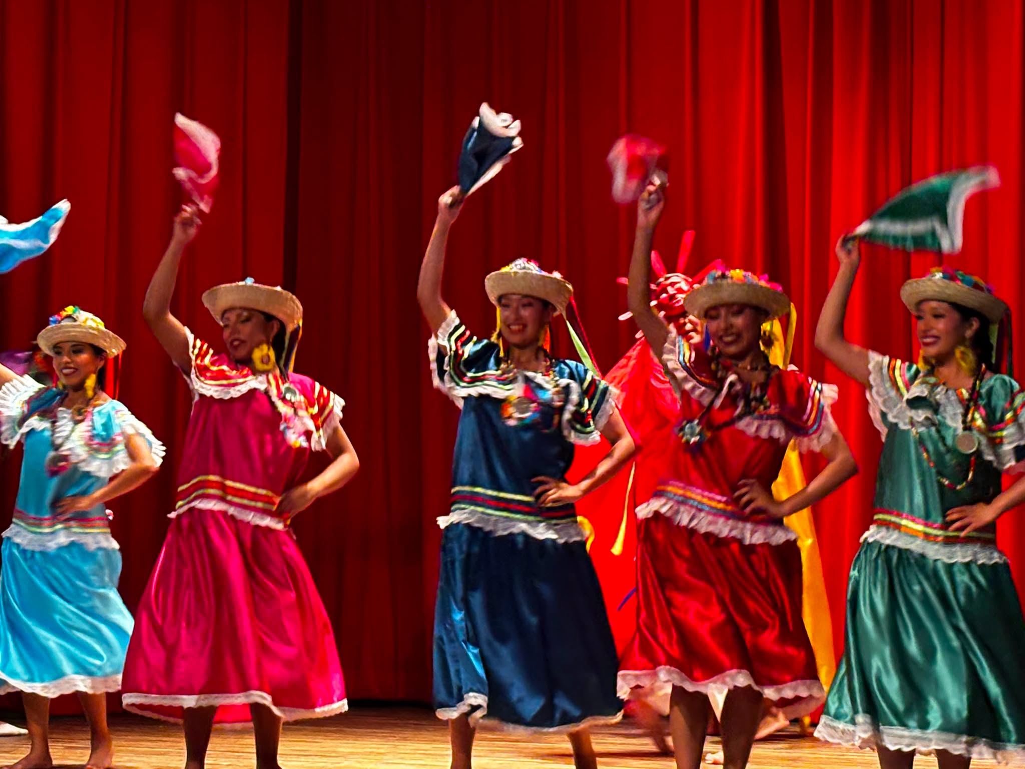 danse gas robes colorées 2