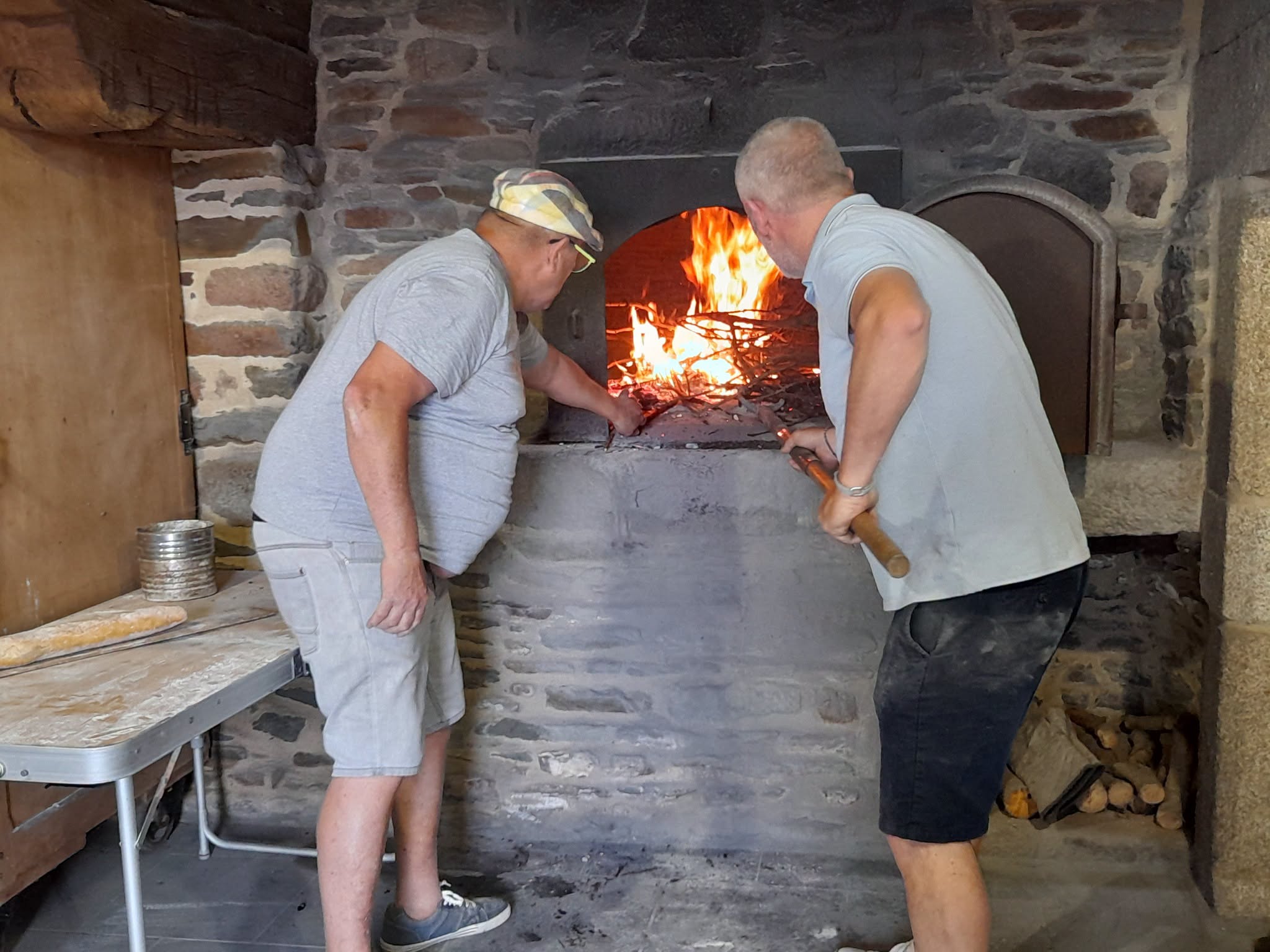 mr gaslain et mr detrez devant le four