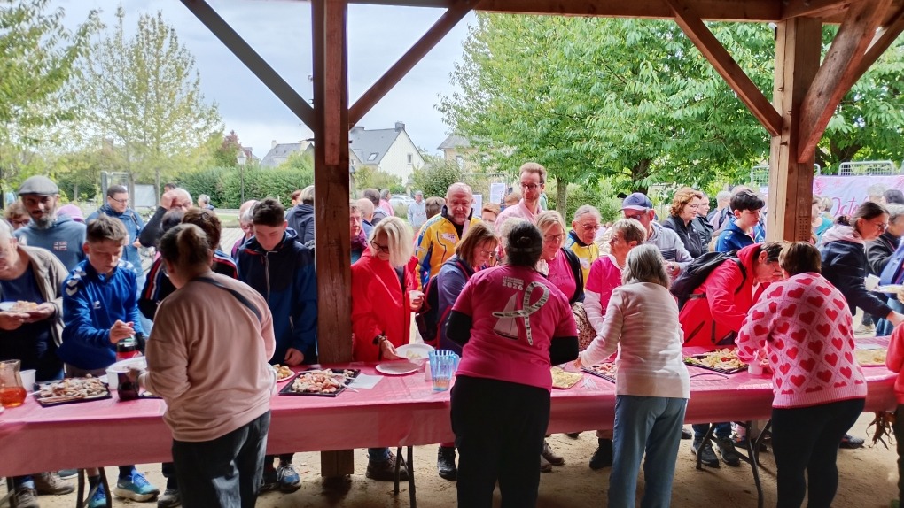 Rassemblement de randonneurs vêtus d'un haut rose