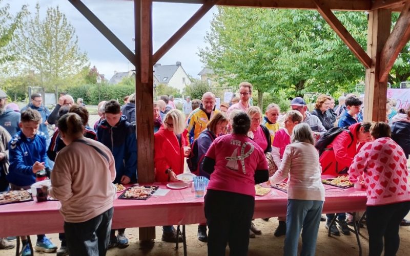 Rassemblement de randonneurs vêtus d'un haut rose