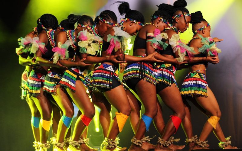 photographie de personnes dansant en vetements traditionnel affricain